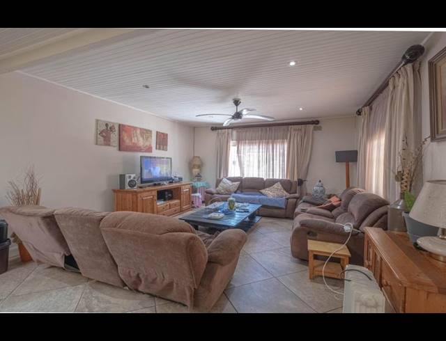 4 BEDROOM HOUSE FOR SALE IN WYCHWOOD